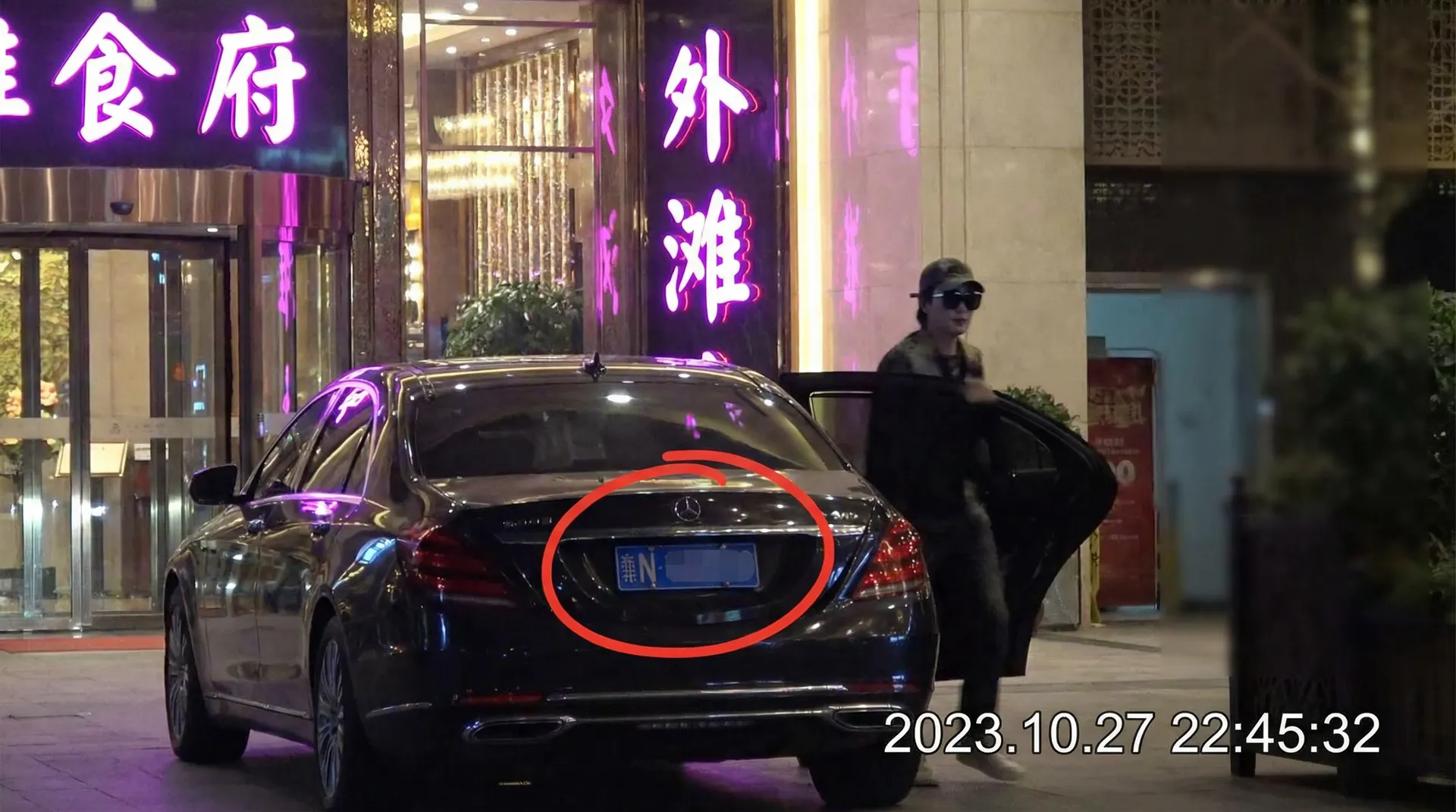 欧美午夜小视频 - 豪车餐厅外被拍