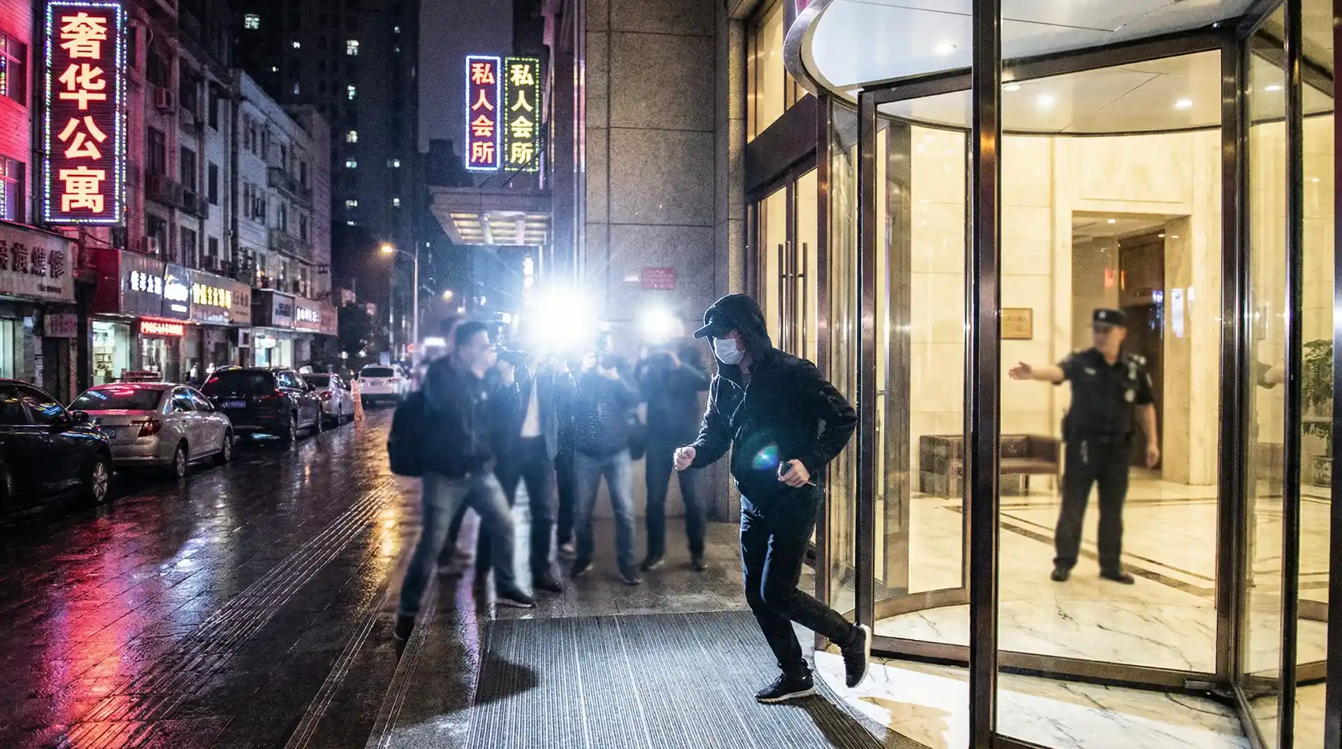 欧美午夜小视频 - 公寓楼下记者围堵